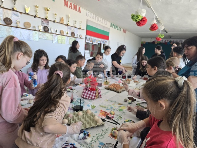 Село Рупите - Велики четвъртък - боядисване на яйца