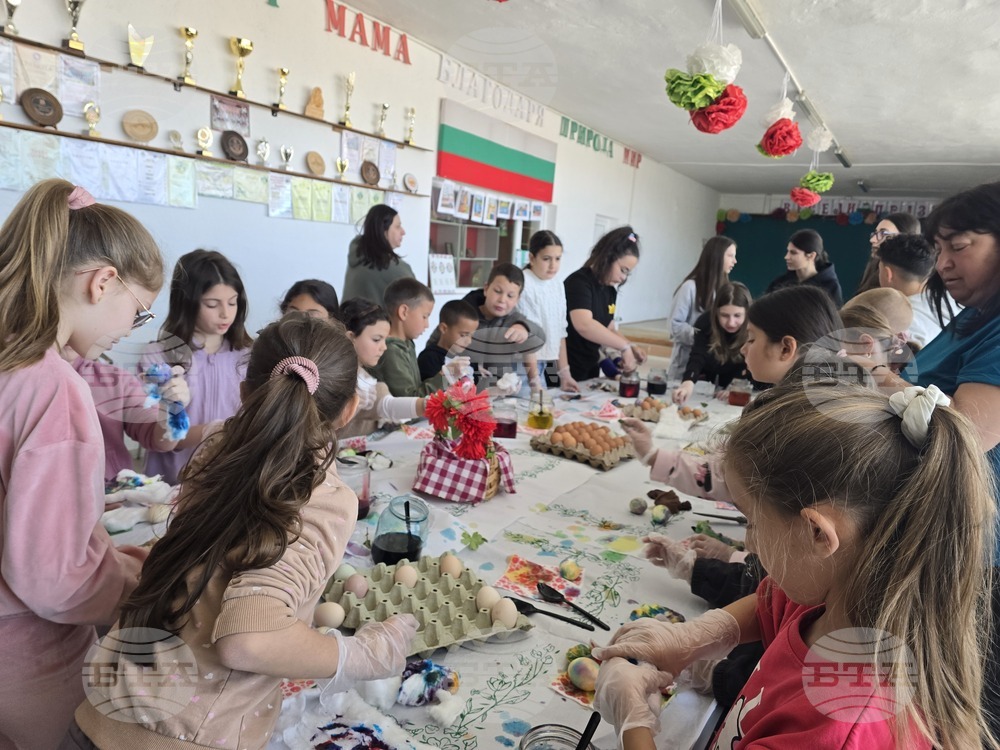 Село Рупите - Велики четвъртък - боядисване на яйца