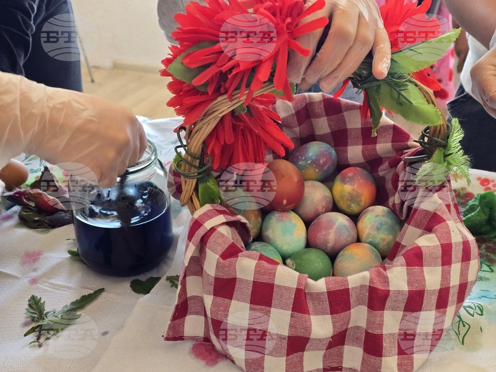 Село Рупите - Велики четвъртък - боядисване на яйца