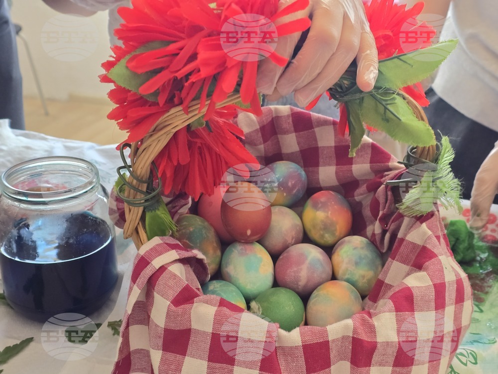 Село Рупите - Велики четвъртък - боядисване на яйца