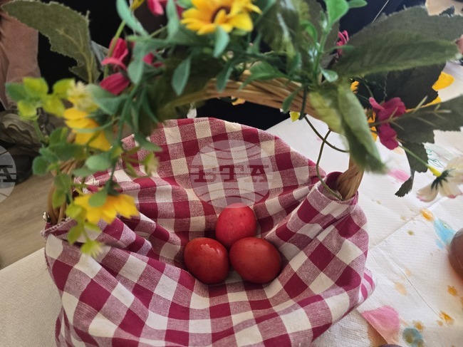 На Велики четвъртък в петричкото село Рупите деца боядисаха над сто великденски яйца