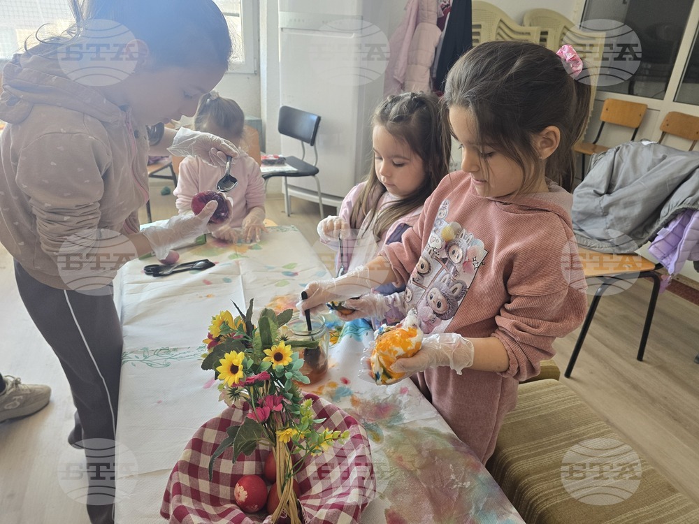 Село Рупите - Велики четвъртък - боядисване на яйца