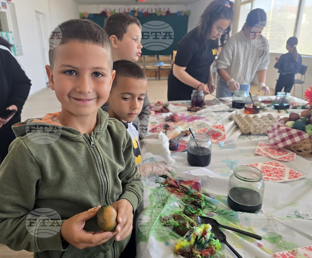 Село Рупите - Велики четвъртък - боядисване на яйца