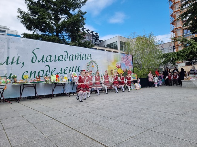 Изложба под наслов „Писани яйца, шарени“ подредиха старозагорски детски градини пред сградата на общината