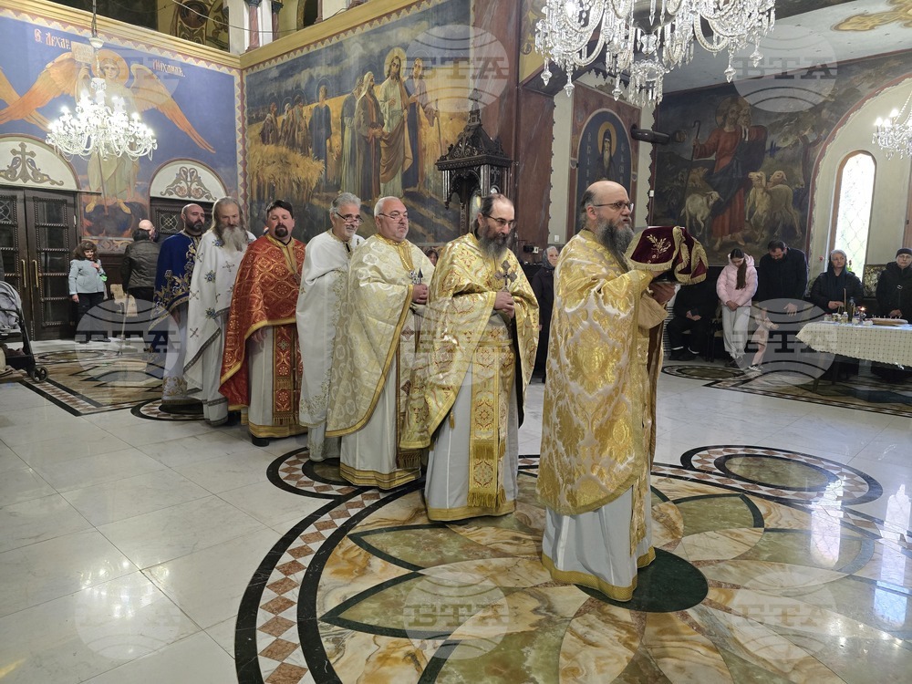 Видин - Велики четвъртък - литургия и общ маслосвет