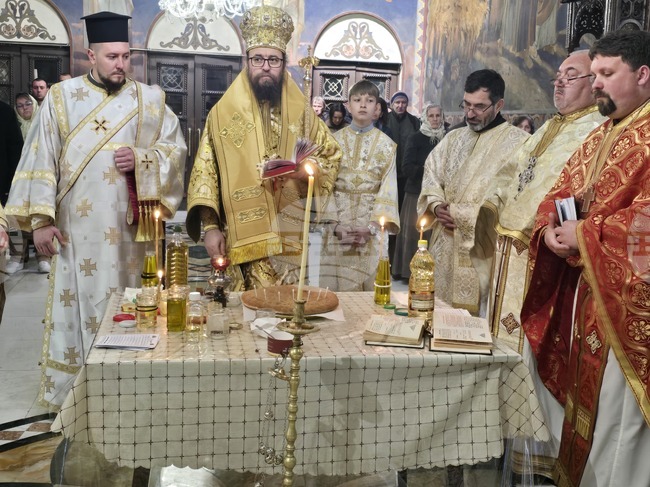 Видин - Велики четвъртък - литургия и общ маслосвет