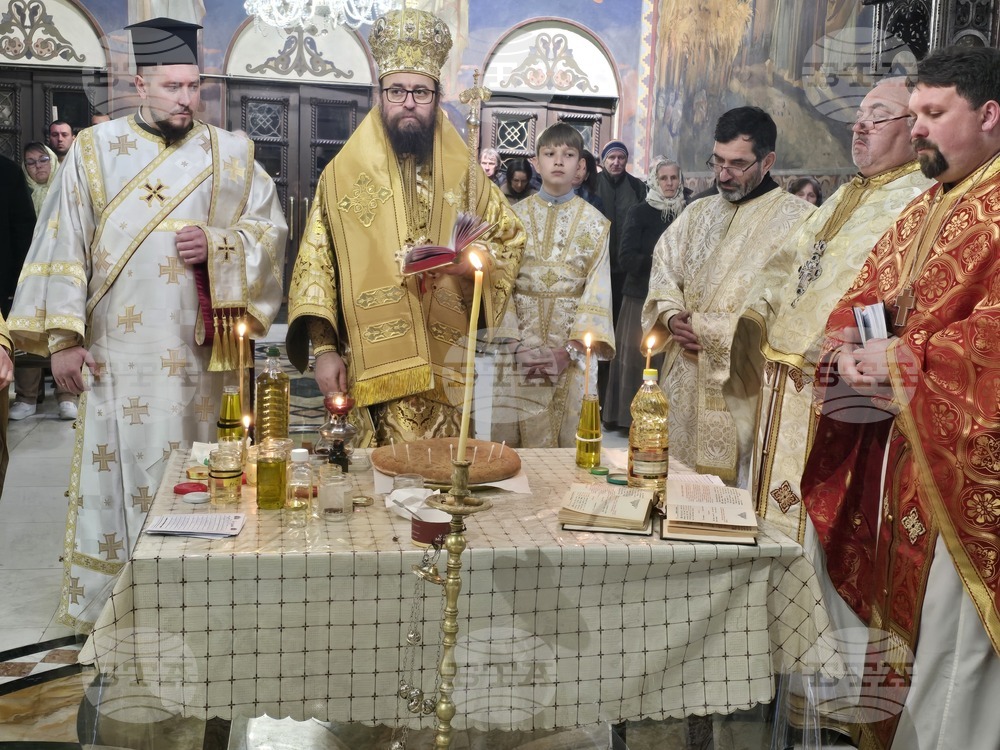 Видин - Велики четвъртък - литургия и общ маслосвет