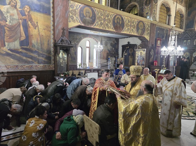 Маслосветът е тайнство на изцелението и Божията милост, което се отслужва за здраве на душата и тялото, каза Видинският митрополит Пахомий