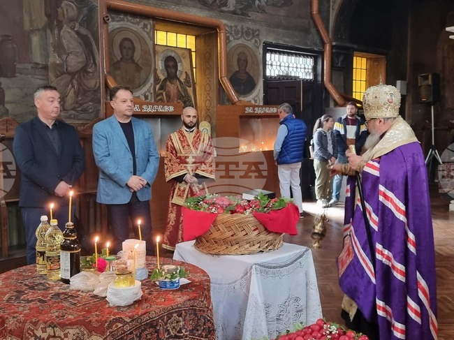 Във Велико Търново осветиха три хиляди великденски яйца за нощта на Възкресение