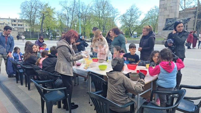 Видин - площад „Бдинци“ - Велики четвъртък - боядисване на яйца