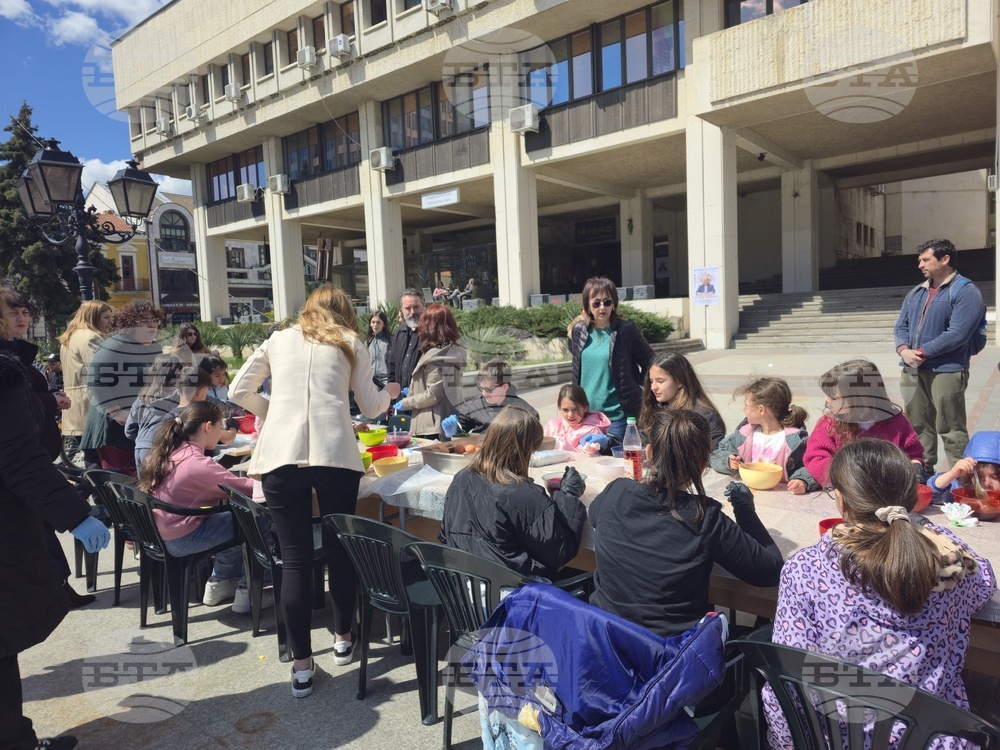 Видин - площад „Бдинци“ - Велики четвъртък - боядисване на яйца