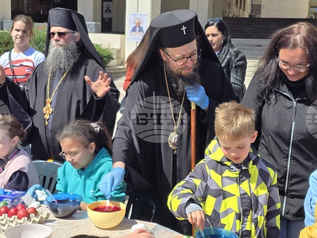 На Велики четвъртък деца и ученици боядисваха великденски яйца на площад ,,Бдинци‘‘ във Видин