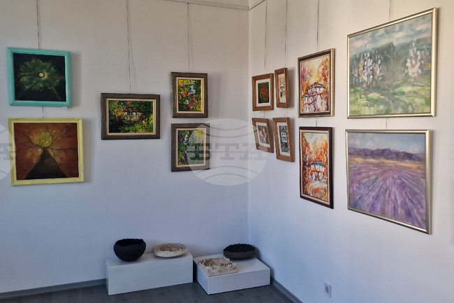 В навечерието на Великден троянските художници откриха своята традиционна пролетна изложба в галерия „Серякова къща“