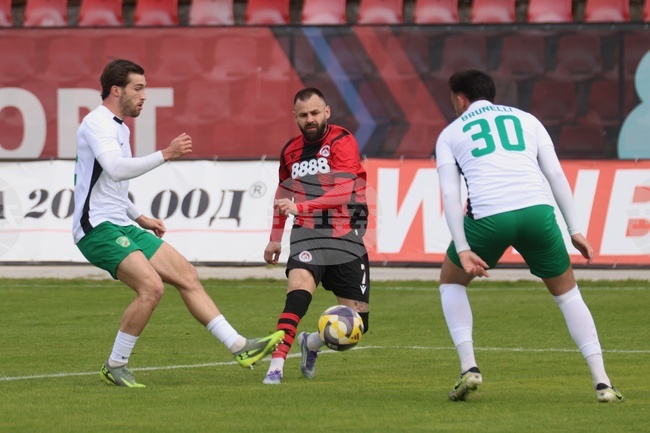 Локомотив София запази шансове за топ 8 след обрат срещу Берое 