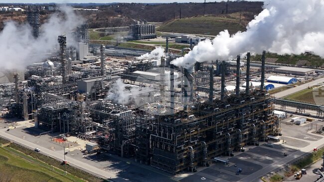 Иран прекрати износа на нефтохимически продукти до второ нареждане заради вътрешен недостиг и щети по инфраструктурата