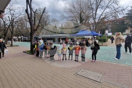 Шумен - работилници за декориране на яйца - танцова и песенна програма