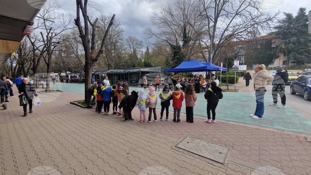 Шумен - работилници за декориране на яйца - танцова и песенна програма