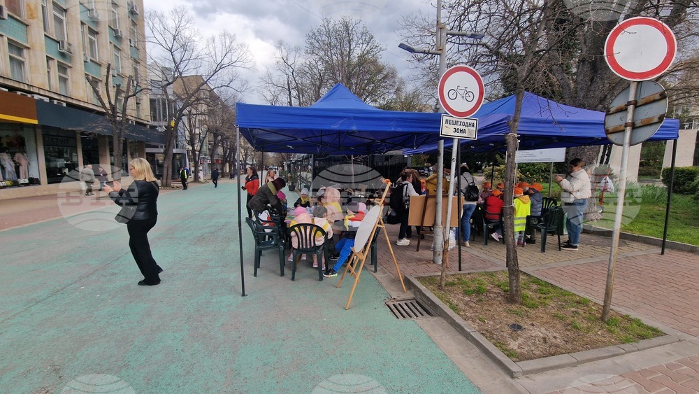 Шумен - работилници за декориране на яйца - танцова и песенна програма