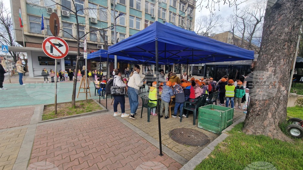 Шумен - работилници за декориране на яйца - танцова и песенна програма