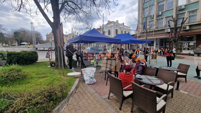 Шумен - работилници за декориране на яйца - танцова и песенна програма