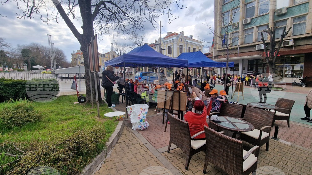 Шумен - работилници за декориране на яйца - танцова и песенна програма