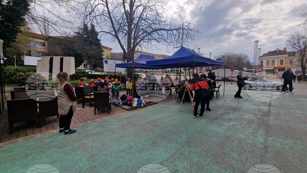 Шумен - работилници за декориране на яйца - танцова и песенна програма