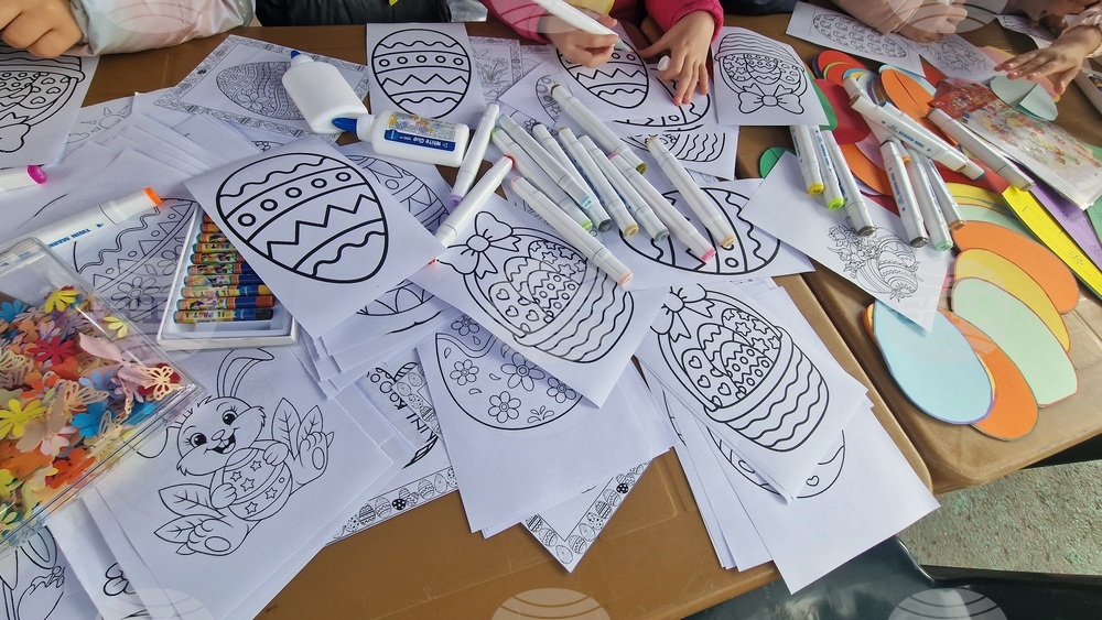 Шумен - работилници за декориране на яйца - танцова и песенна програма