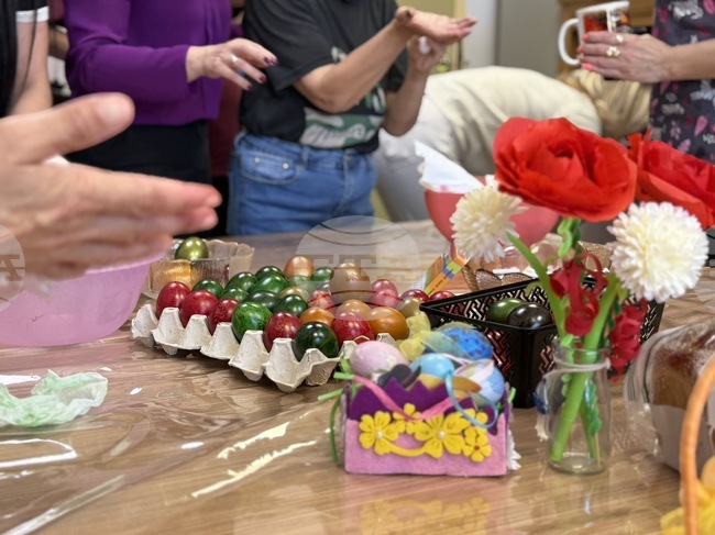 Водачът на листата на „БСП – Обединена левица“ в област Благоевград Гергана Орманлиева се е включила в традиционното боядисване на яйца