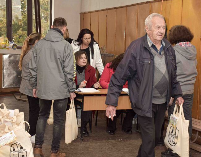 Над 3000 възрастни хора от Етрополе получиха пакети с хранителни продукти за Великден