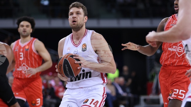 Александър Везенков бе избран за четвърти път в кариерата си в идеалния отбор на баскетболната Евролига