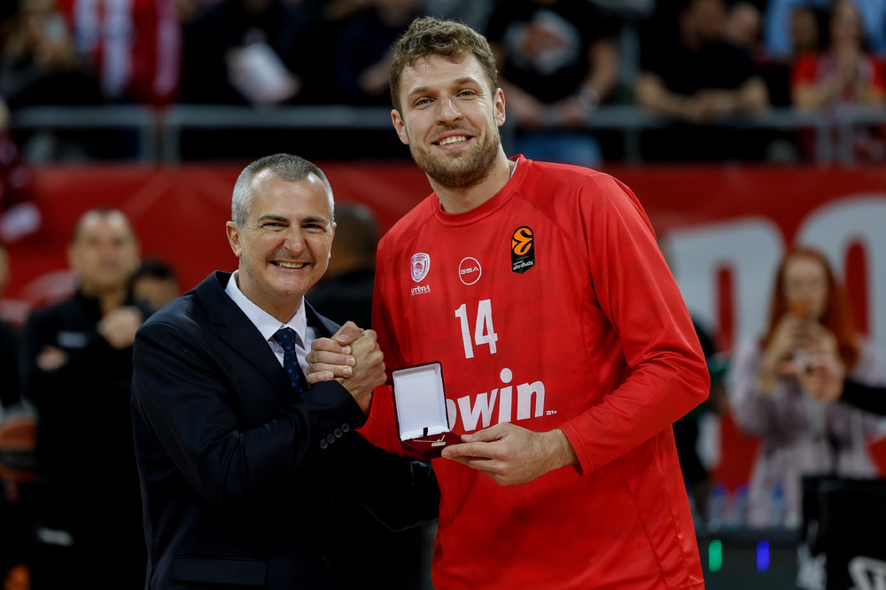 Министър Илиев награди Александър Везенков