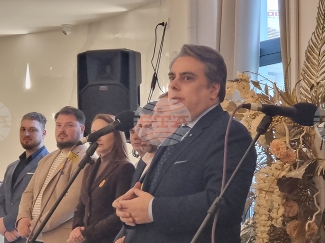 Трябва да се направи голям антикризисен пакет, за да не се допусне обедняване на българските граждани, каза в Плевен Асен Василев