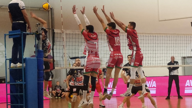 Нефотхимик 2010 изравни полуфиналната серия от българското първенство по волейбол срещу Локомотив Авиа