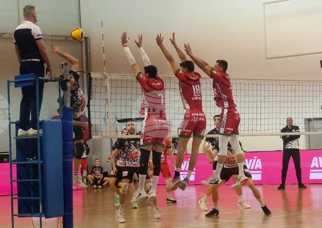 Нефтохимик 2010 изравни полуфиналната серия от българското първенство по волейбол срещу Локомотив Авиа