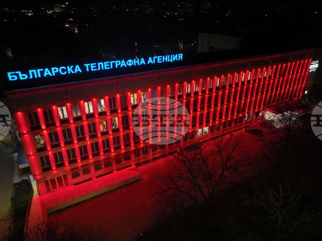 Сградата на БТА е осветена в червено за Разпети петък, символизирайки пролятата кръв на Христос на кръста