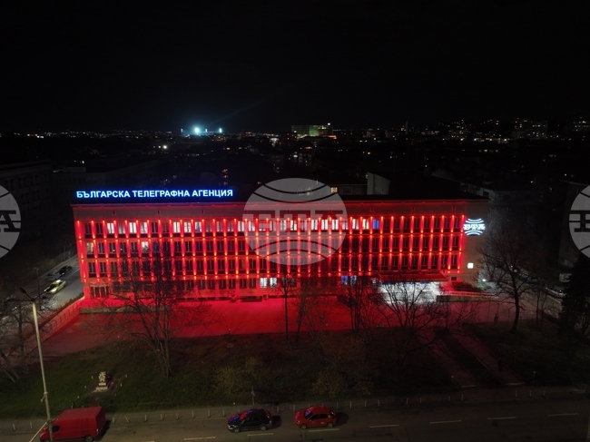 Българска телеграфна агенция - сграда - червено осветление