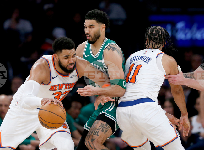Ню Йорк Никс надигра Бостън Селтикс като домакин в Националната баскетболна асоциация