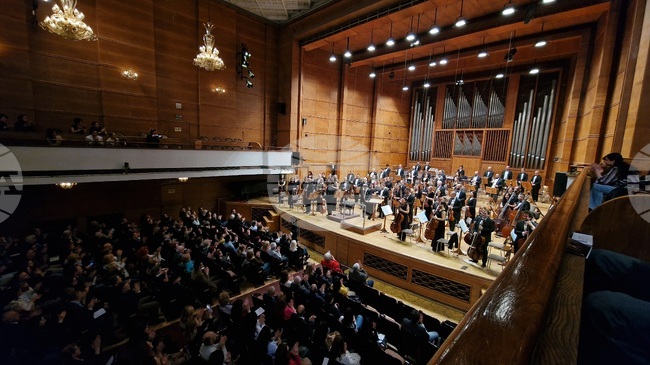 Петминутни аплодисменти за Софийската филхармония и легендарния български диригент Емил Табаков