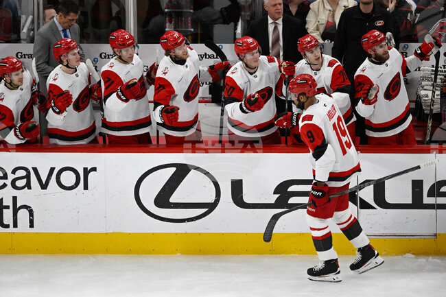 Каролина не се затрудни при гостуването си на Чикаго в Националната хокейна лига