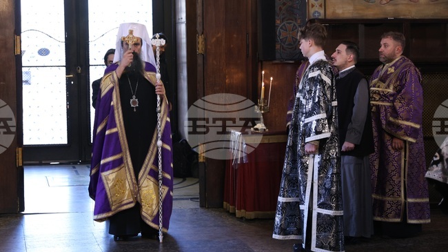 На днешния ден да се поклоним пред Кръста и да приемем от сърце жертвата, която Господ направи за нас, каза патриарх Даниил 