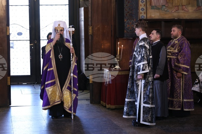 На днешния ден да се поклоним пред Кръста и да приемем от сърце жертвата, която Господ направи за нас, каза патриарх Даниил 