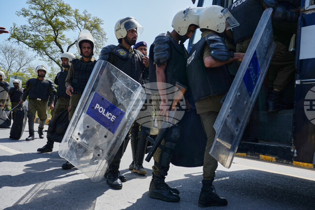 Исламабад засилва мерките за сигурност преди очакваните американско-ирански преговори