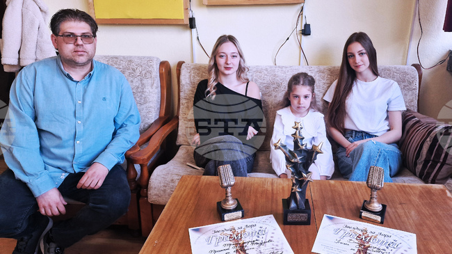 Първата авторска песен подготвя Надежда Дочева от Разград, носителка на „Гран при“ от конкурса "Звездици за Лора"