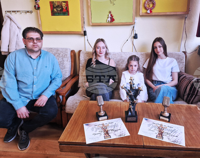 Първа авторска песен подготвя Надежда Дочева от Разград, носителка на „Гран при“ от конкурса "Звездици за Лора"