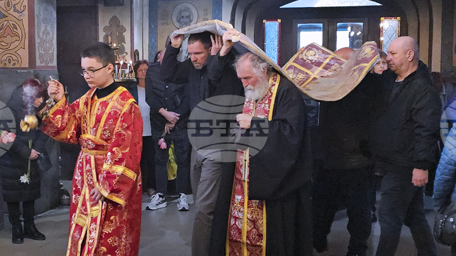 Преминавайки под плащаницата, човек трябва да премине през страданията, каза отец Петър Гарена в Кърджали