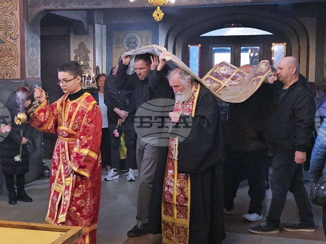 Преминавайки под плащаницата, човек трябва да премине през страданията, каза отец Петър Гарена в Кърджали