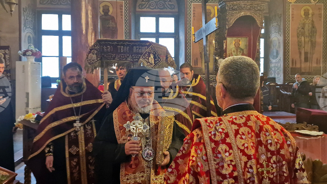 Миряни изпълниха митрополитския храм „Св. Димитър“ в Стара Загора, за да минат под светата плащаница