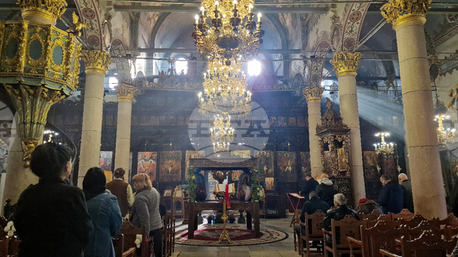 Миряни се поклониха пред Христовата плащаница в катедралния храм "Свето успение Богородично" в Пазарджик