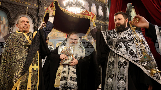 Варненският митрополит Йоан отслужи последованието за Царските часове и участва в изнасянето на светата плащаница на Велики петък