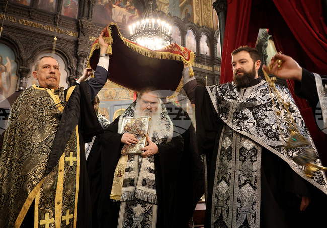 Варненският митрополит Йоан отслужи последованието за Царските часове и участва в изнасянето на светата плащаница на Велики петък